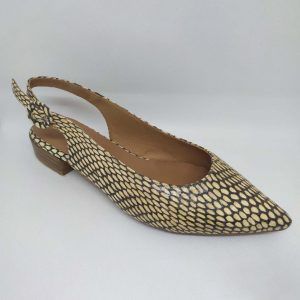a piel cobra color natural .
