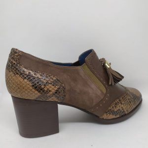 Zapato tacón ante y piel serpiente marrón